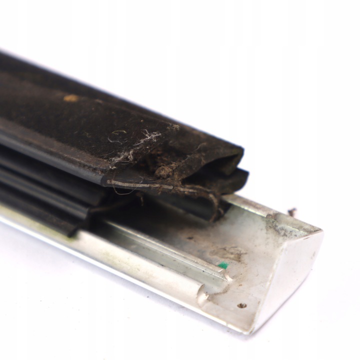 фото №11, Mercedes w205 прокладка планка скла двері правий зад срібна a2057300624