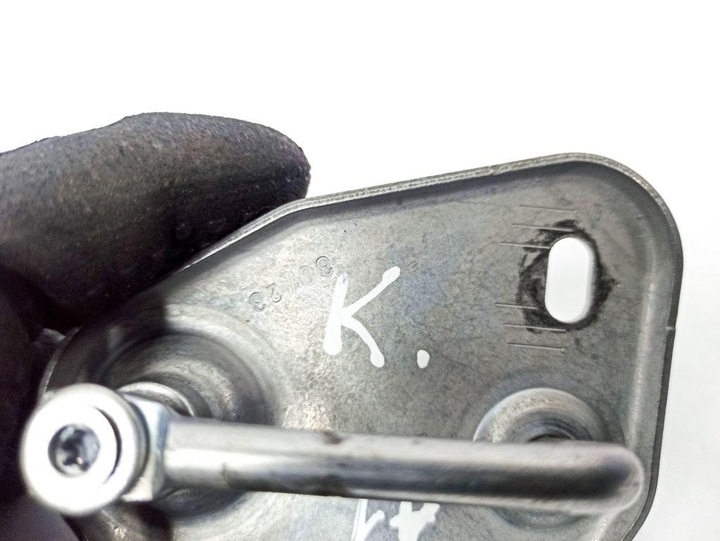 фото №16, Засувка безпеки капота audi a1 sportback gba 82a823185a 1.0l