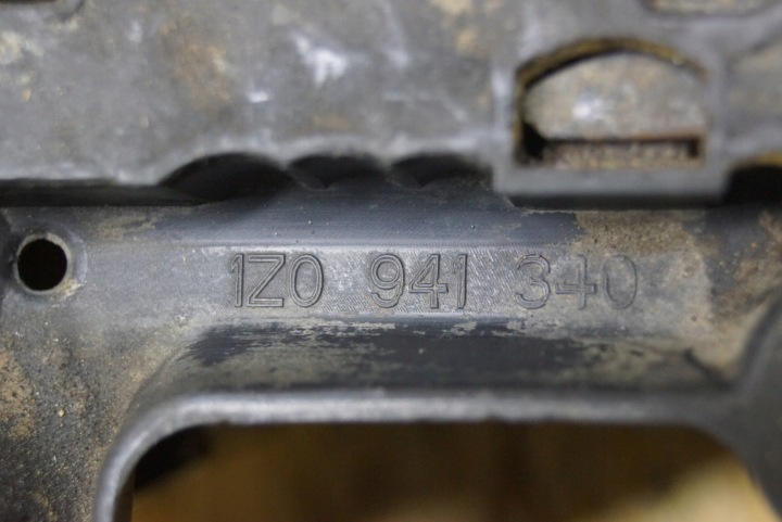фото №13, Кронштейн  лампы правое перед skoda octavia ii 1z0941340