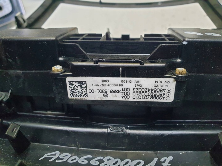 фото №8, Рамка консоли средней mercedes-benz w906 a9066800017