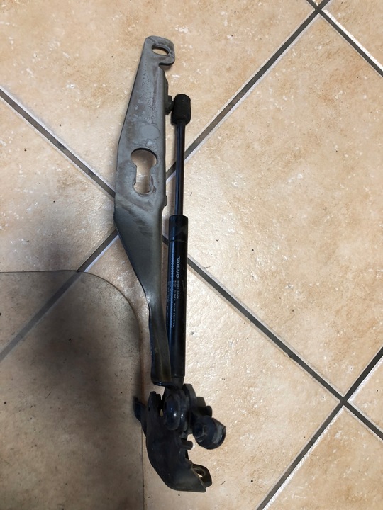 фото №10, Volvo оригінальний номер 30745018 петлі капота lp + приводи