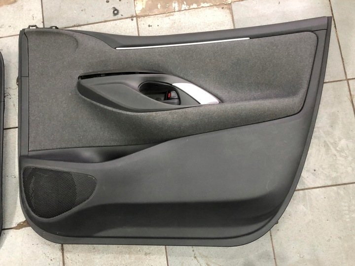 фото №8, Toyota yaris iv 2020- боковина обшивки двері комплект