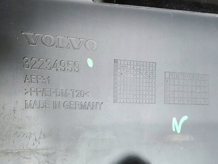 фото №16, Volvo xc60 ii 2 рестайлинг r-design решётка средняя бампера перед 32234959