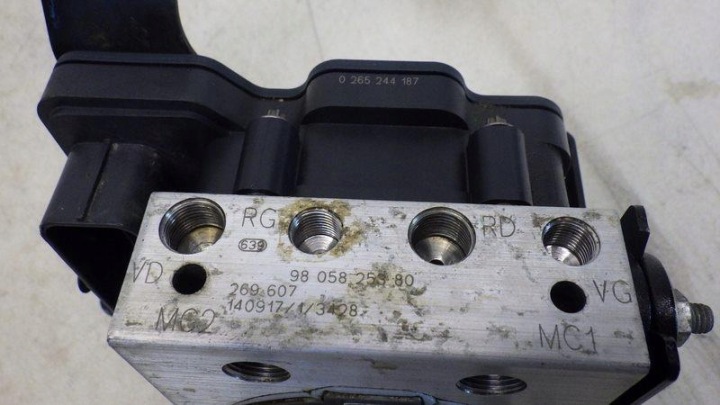 фото №9, Главный тормозной цилиндр abs peugeot 308 ii t9 1.6 hdi 9810286880 9805825380