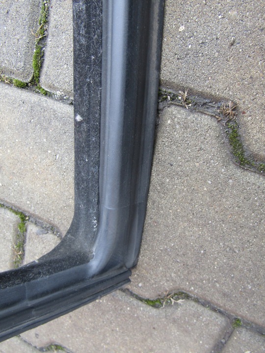 фото №12, 8 mercedes clk w208 права передня гумова прокладка кузовна двері