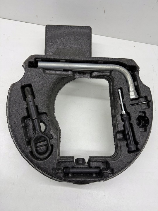 фото №8, Audi a6 c7 наполнитель багажника бардачок na инструменты винт ушко ключ