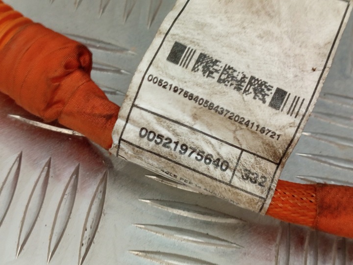 фото №8, Fiat 500e шланг высокого напряжения компрессора кондиционера 52197564