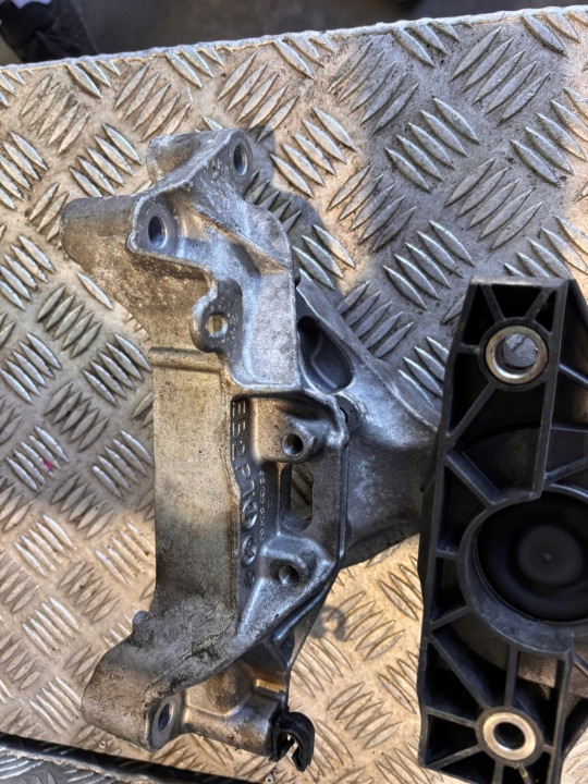 фото №5, Peugeot 208 ii 1.2 турбина кронштейн подушка двигателя 243444 9813582980