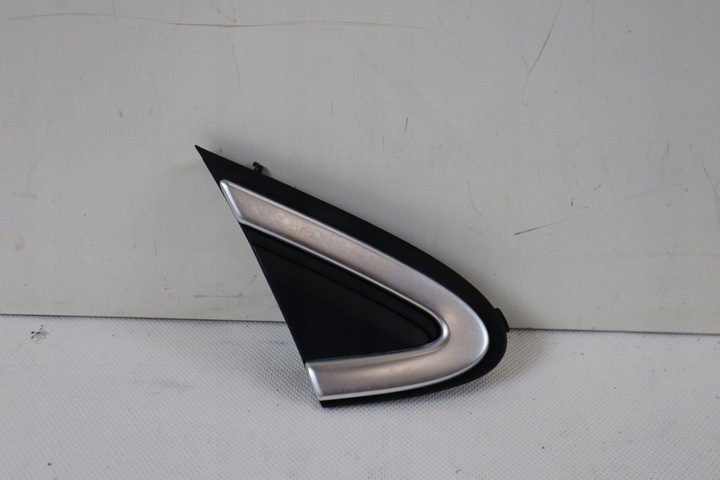 фото №1, Volvo v40 ii треугольник заглушка крыльев правая 31416474