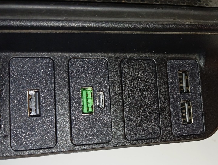 MODUŁ ŁADOWARKI USB 2X2,4A BMW E36