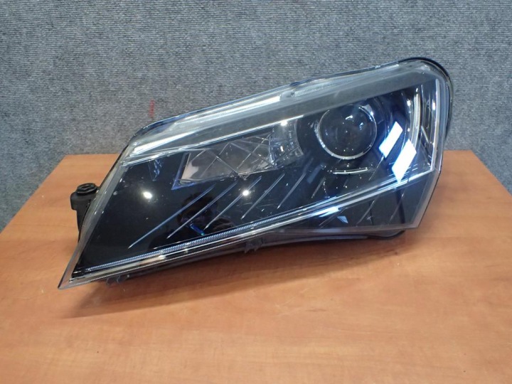 LICHT VORNE VORNE LINKS SKODA SUPERB III BI-XENO