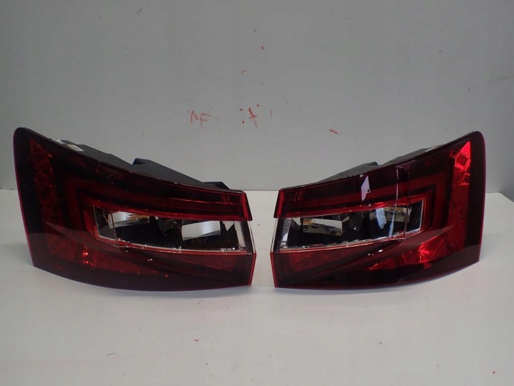 LICHT HECK HINTEN LINKS SKODA SUPERB III KOMBI 15