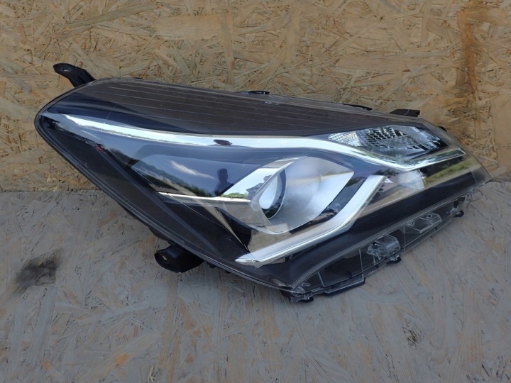light right REFLEKTOR right TOYOTA YARIS 4 IV 17