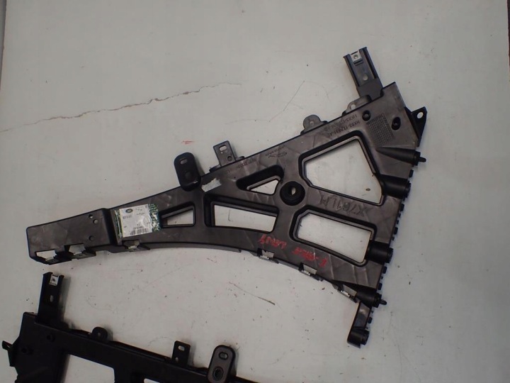 SUPPPORTO MONTAGGIO PARAURTI POSTERIORE DESTRA JAGUAR F-PACE NUOVO ORG