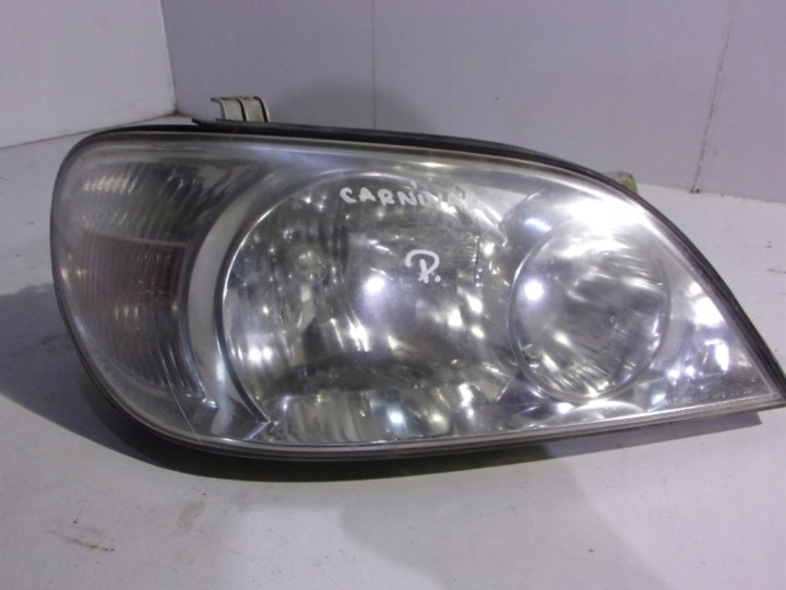 Kia Carnival and light right front front