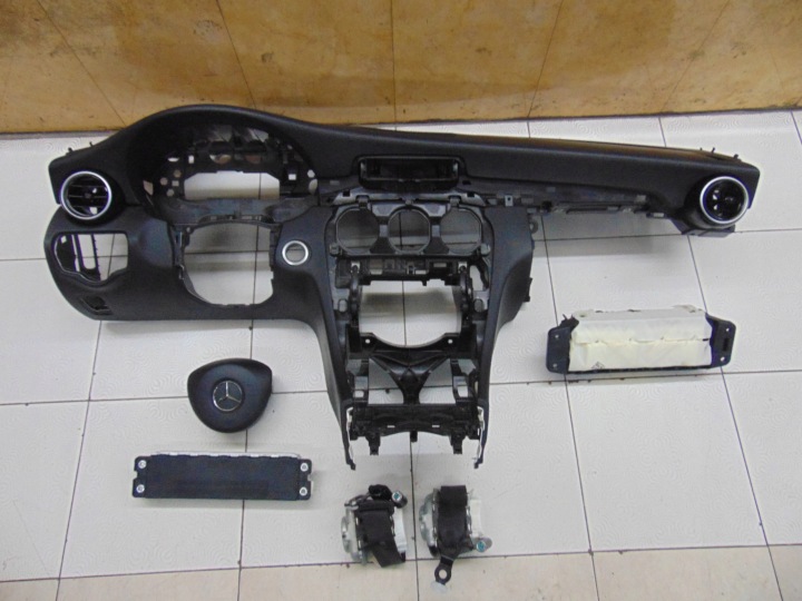 DESKA KONSOLA AIRBAG MERCEDES C-KLASA W205 head up