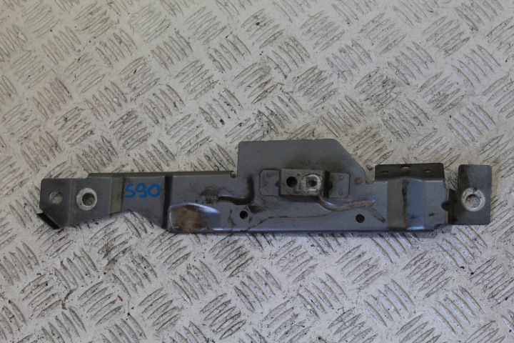 holder of a fender VOLVO S90