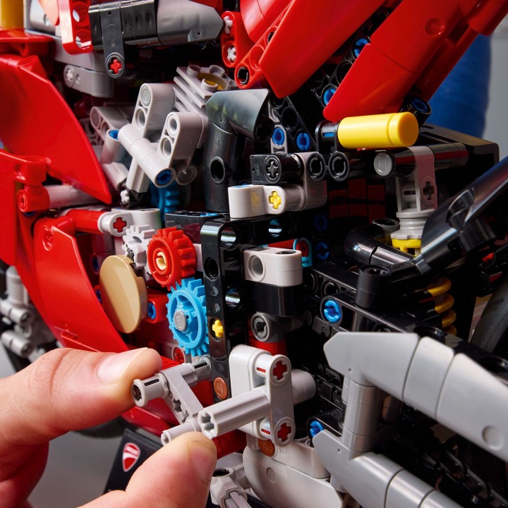 LEGO Technic 42202 Мотоцикл Ducati Panigale V4 S — фото 8