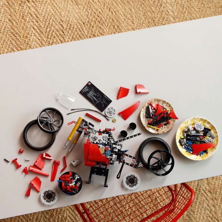 LEGO Technic 42202 Мотоцикл Ducati Panigale V4 S — фото 9