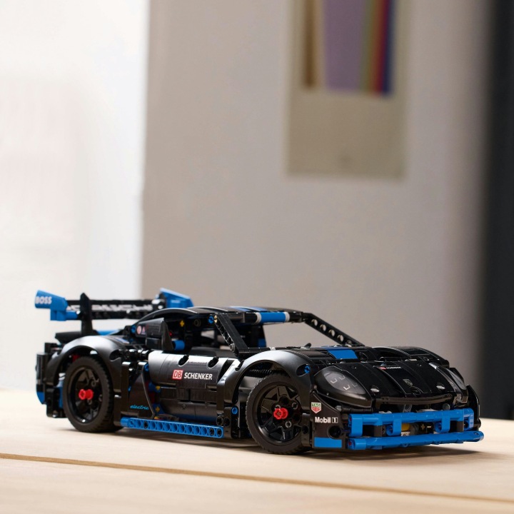 LEGO Technic 42176 Автомобіль гоночний Porsche GT4 e-Performance — фото 6