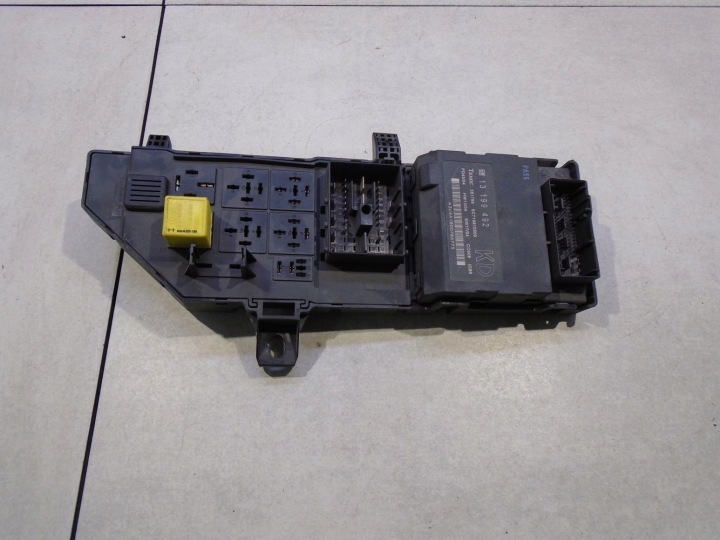 Szkerény biztosítékszekrény BSI OPEL VECTRA C 13181984