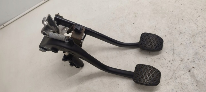 Pedal pedale spojky brzdy BMW E46 LIFT 318i