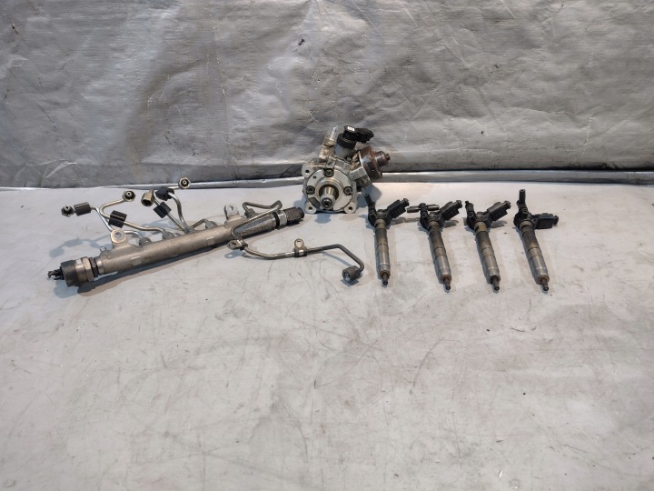 Kraftstoffverteiler Einspritzleiste Einspritzdüse Einspritzpumpe Volkswagen Passat B6 2,0TDI CR