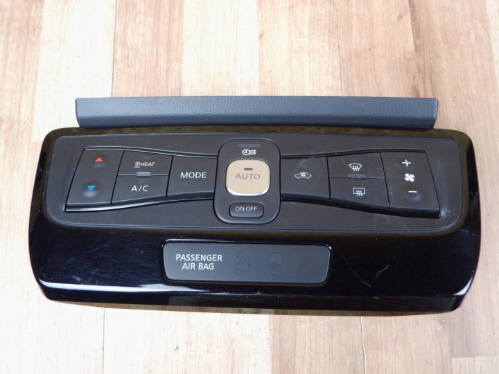 Nissan Leaf II ZE1 panel of the air conditioning regulation air conditioning devices 275005SE0C