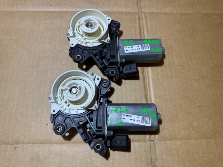 AUDI A8 D4 SILICZEK mechanismus DOCIAGU DOCIAG dveře pravý 4F0837060