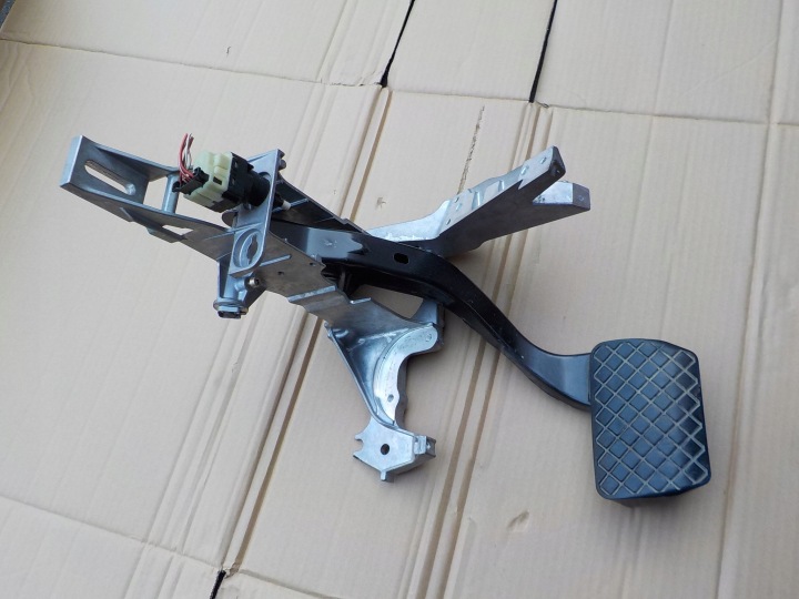 pedal brzdy audi a4 b7 8E1721117A