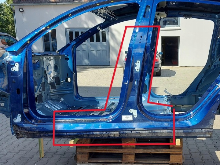 TESLA MODEL Y 2024r Säule mitte links