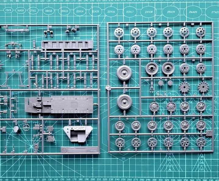 Транспортер броньований Hanomag Sdk.Fz.251 + фігурки + килимок, фарби.....1:35 — фото 4