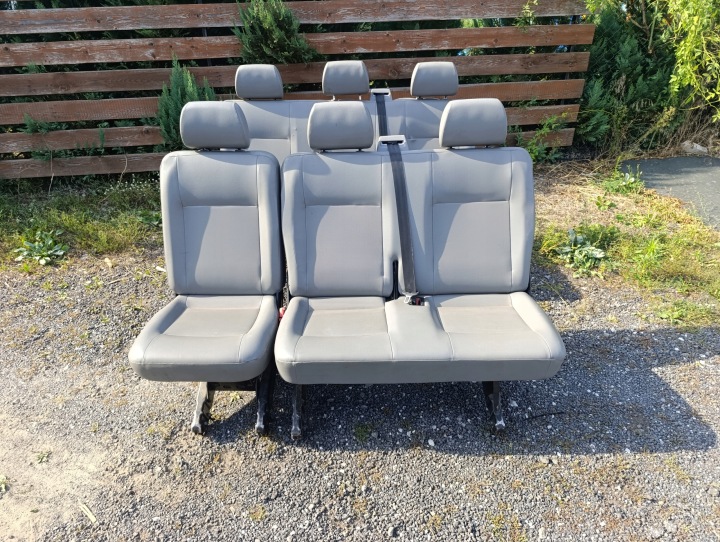 VW T5 KOMPLET FOTELI DRUGI I TRZECI RZAD/ 2 3 RZAD JASNOSZARA SKAJA
