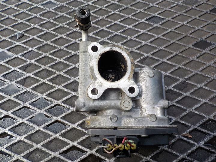 LEXUS IS II 220 2,2D EGR valve 25800-26020