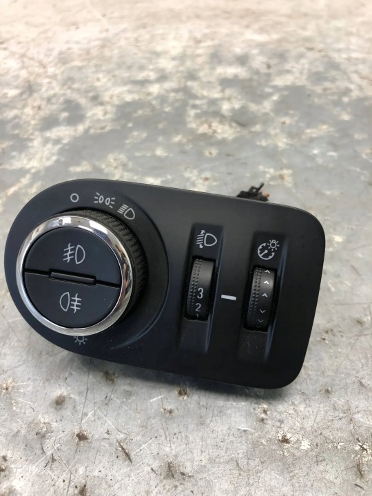 Interrupteur commande phares feux OPEL CORSA E 13470445