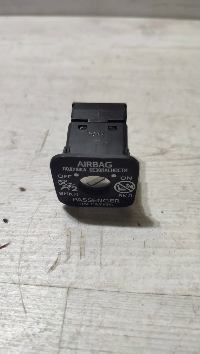 Toyota C-HR and 1.2 19r switch airbag airbags powietrznej