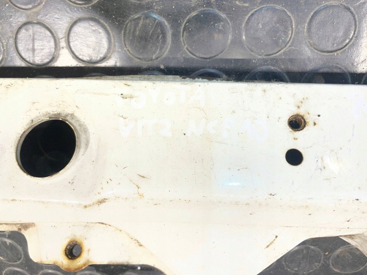 Toyota Yaris I 1 99-06 Esiturvavöö tugevduskate 7