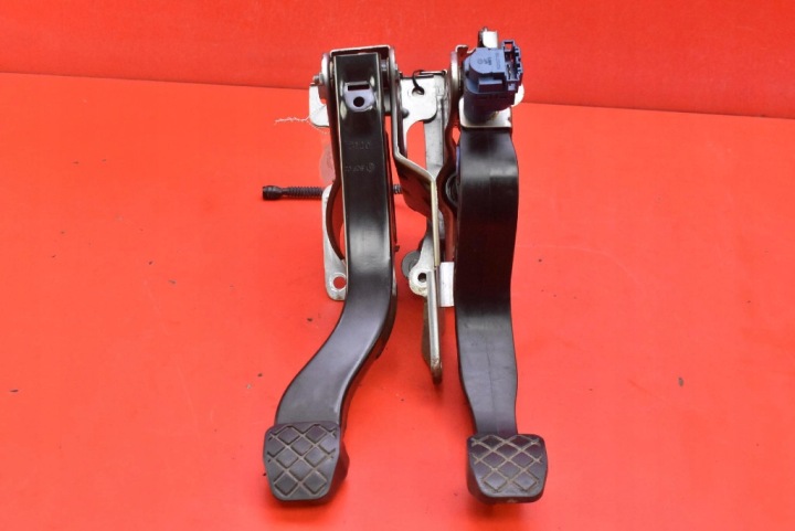 PEDAL pedale kvačilo kočnica EU 1S1721058B 1S1721059D VW UP 1.0 MPI 60 KM