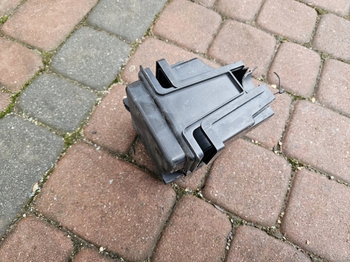 Szkerény biztosítékszekrény przekaznikow Renault ZOE 243826381R 243804176R