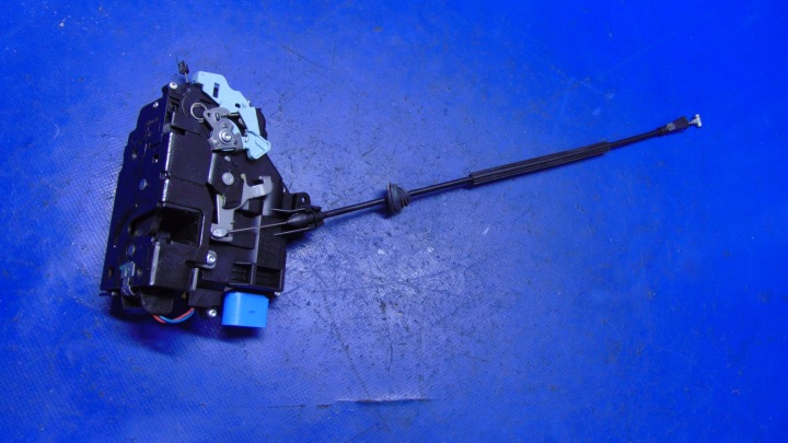 de la Serrure Portière Gauche Avant SKODA OCTAVIA KOMBI II LIFT 04-13 ROK