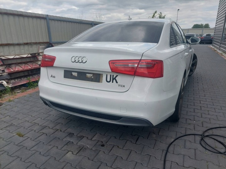 kompletní záď AUDI A6 C7 LY9C kapota kufru nárazník záď SLINE světlá LED