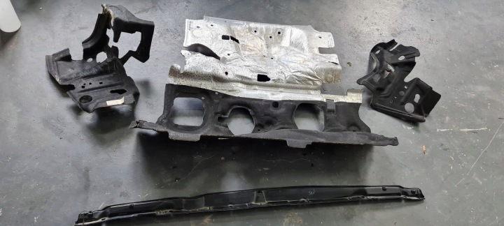 Chrysler Pacifica 2022 zaštita TERMICZNA plastike brisace stakla plastike brisace stakla 68225646AF