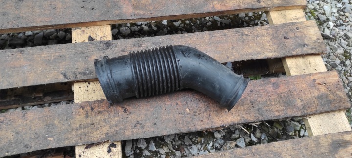 pipe air hose Audi VOLKSWAGEN 06E129629E
