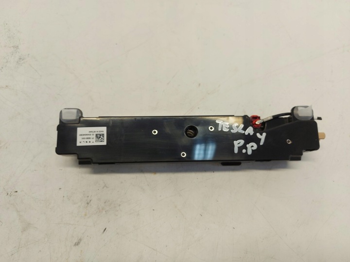 TESLA MODEL Y 2024r erösítö ANTENA BLUETOOTH 1585601-00-E