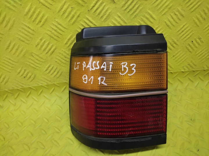 VW PASSAT B3 KOMBI light left rear part 333945111