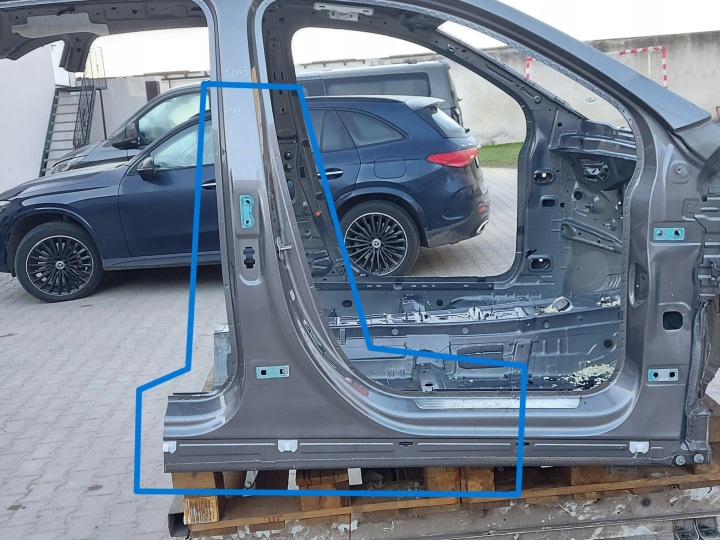 Mercedes GLA 200 II H247 W247 2023r Säule mitte rechts