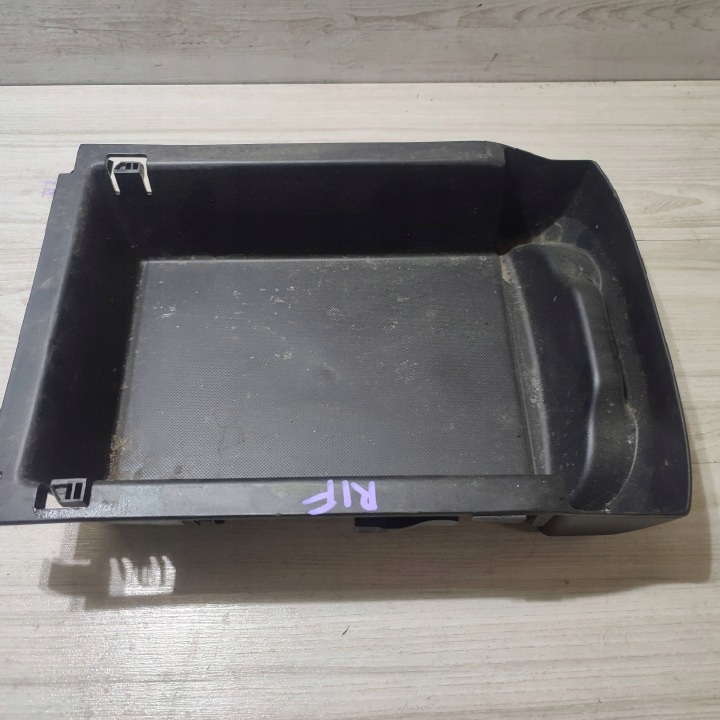 passenger compartment consoles of the central Peugeot Rifter 8910030000
