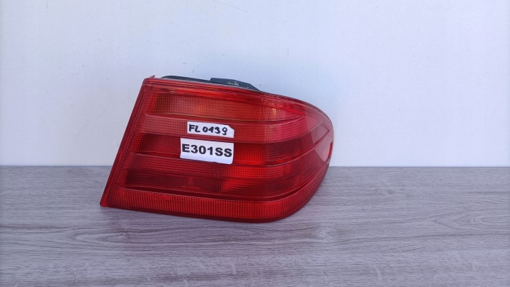 MERCEDES E-KLASA W210 Sedan rechts Licht heck hinten W Kotflügel E301SS