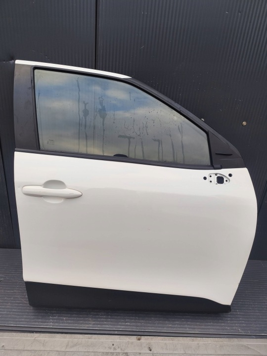 TOYOTA YARIS CROSS dveře předek pravé kompletní