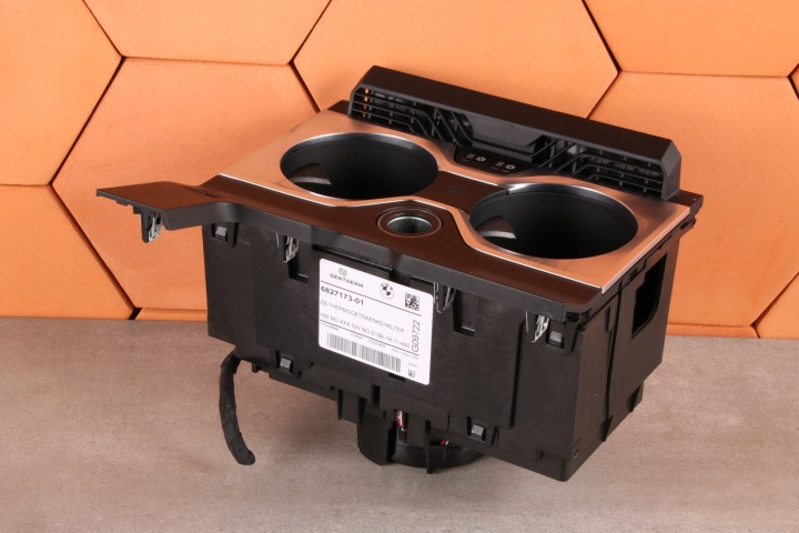 BMW X5 G05 X6 G06 X7 G07 úchyt TERMICZNY na NAPOJE KUBKI CUPHOLDER 6827173